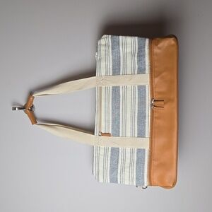 DSW weekender cream and navy NWT bag